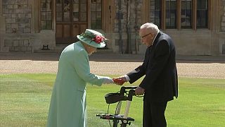 Елизавета II посвятила в рыцари 100-летнего ветерана Тома Мура