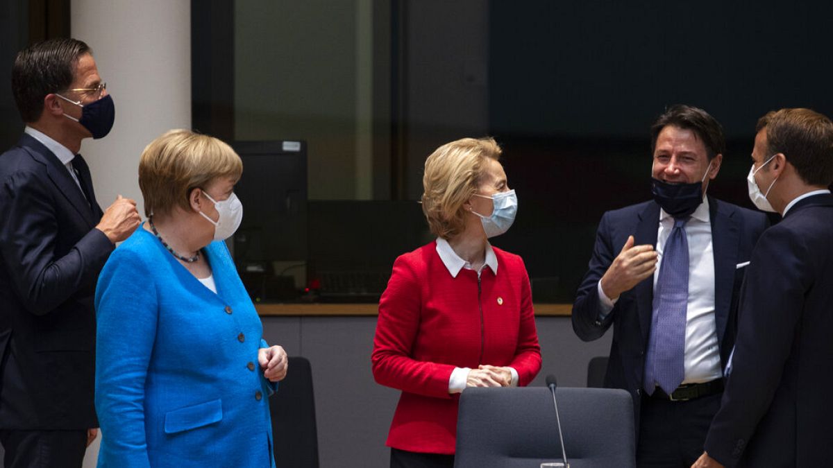 Mark Rutte, Angela Merkel, Ursula von der Leyen, Giuseppe Conte és Emmanuel Macron az EU-csúcson