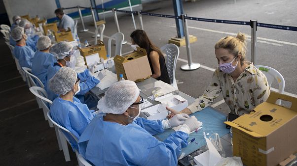 La curva de la pandemia se estabiliza en Brasil mientras el mundo da marcha atrás ante los rebrotes La curva de la pandemia se estabiliza en Brasil mientras el mundo da marcha atrás ante los rebrotes