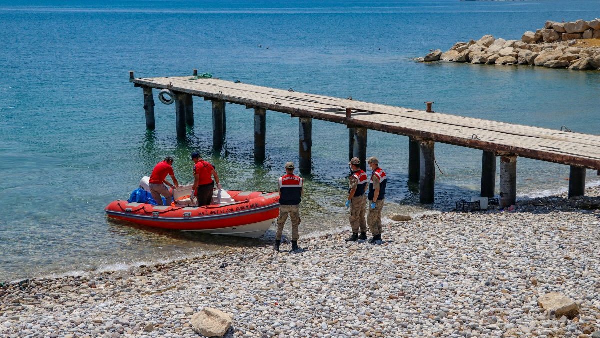 Van Gölü'nde batan göçmen teknesine arama çalışmaları 