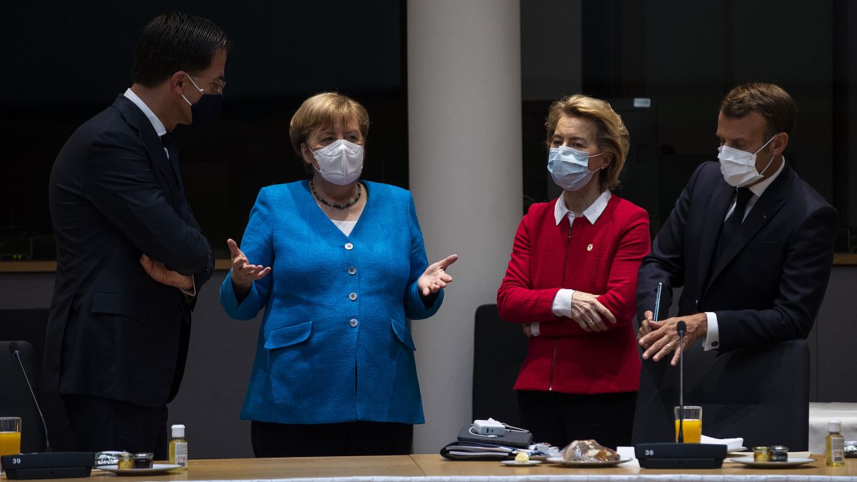 Mark Rutte im Gespräch mit Angela Merkel, Ursula von der Leyen und Emmanuel Macron