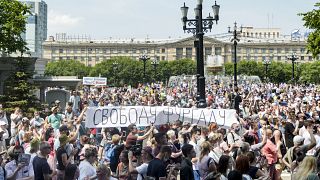 Rusya'nın uzak doğu şehri Habarovsk'ta binlerce kişi Kremlin'i protesto etti