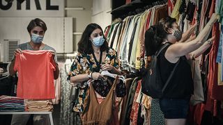 Des clientes dans un magasin portent un masque pendant la pandémie de Coid-19, Bordeaux, France, le 19 juillet 2020
