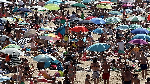 La gente toma el sol en la playa de San Juan de Luz, en el suroeste de Francia, el sábado 18 de julio. La gente toma el sol en la playa de San Juan de Luz, en el suroeste de Francia, el sábado 18 de julio.