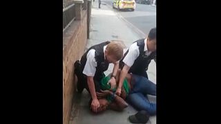 Londra'da gözaltına aldığı kişinin kafasına diziyle bastıran polis memuru açığa alındı