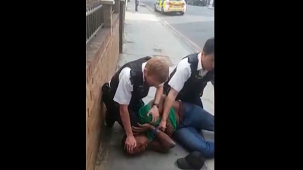 Londra'da gözaltına aldığı kişinin kafasına diziyle bastıran polis memuru açığa alındı Londra'da gözaltına aldığı kişinin kafasına diziyle bastıran polis memuru açığa alındı