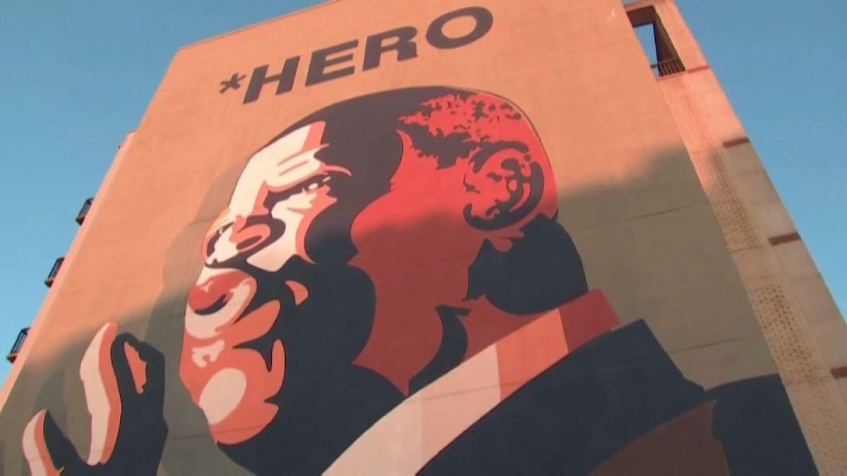 Tributo a John Lewis, héroe de los derechos civiles, frente al mural que recuerda su figura
