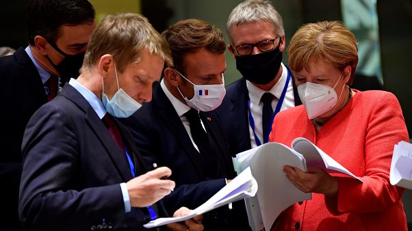 La cancelliera tedesca Angela Merkel si confronta con il presidente francese Emmanuel Macron durante il summit di Bruxelles La cancelliera tedesca Angela Merkel si confronta con il presidente francese Emmanuel Macron durante il summit di Bruxelles