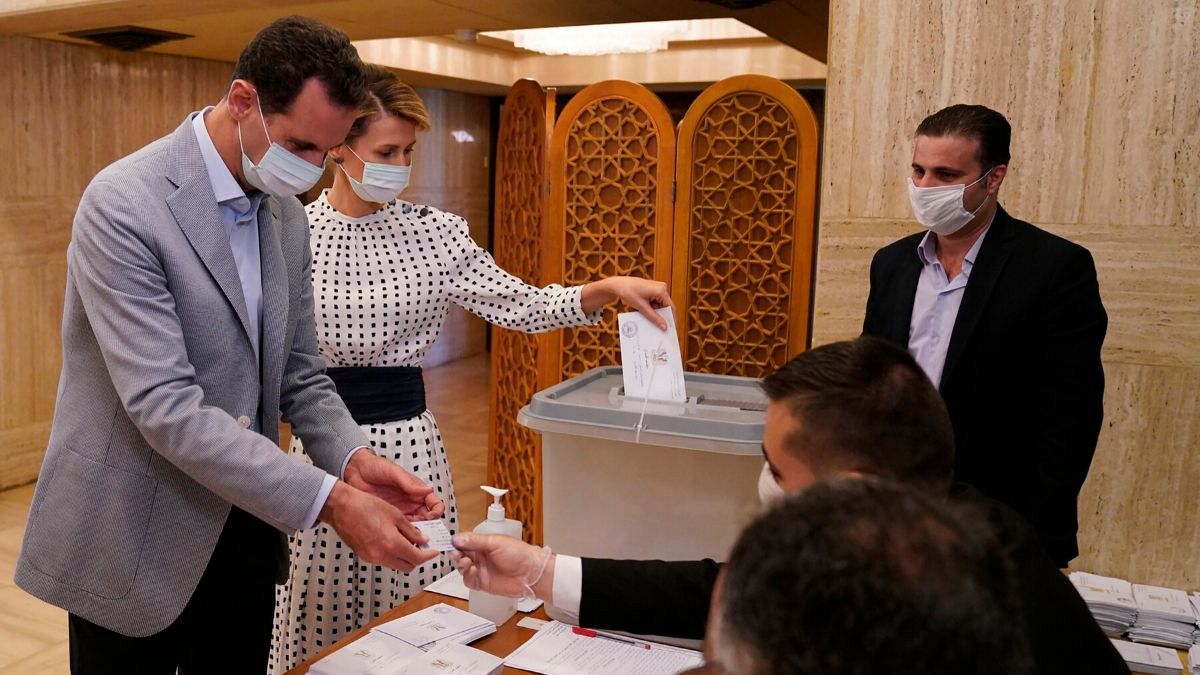 بشار اسد، رئيس جمهوری سوریه در کنار همسرش در حوزهٔ اخذ رأی در دمشق، ۱۹ ژوئیه ۲۰۲۰