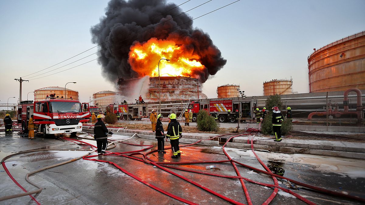 رجال إطفاء إيرانيون يحاولون إخماد حريق شبّ في مجمع بتروكيميائي في ميناء الإمام الخميني في 2016 (أرشيف)