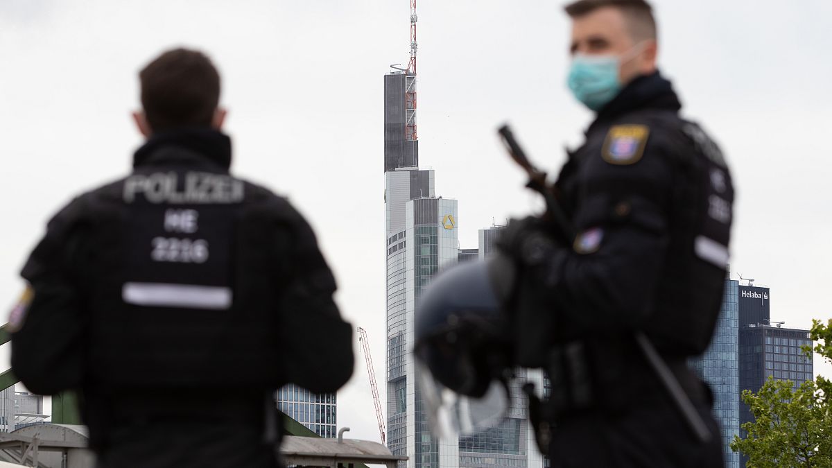 عنصران من الشرطة الألمانية في فرانكفورت 