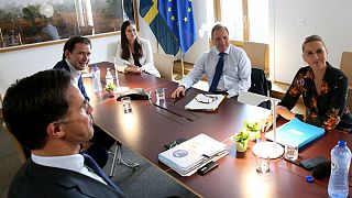 Da sinistra, il primo ministro olandese Rutte; il cancelliere austriaco Kurz; il primo ministro finlandese Marin; quello svedese Lofven e la danese Mette Frederiksen