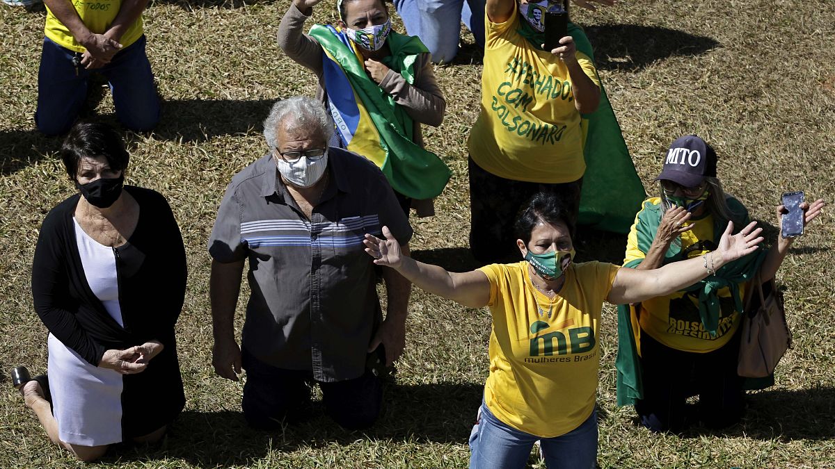 Бразильцы молятся о здоровье Жаира Болсонару