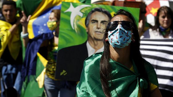 Les gens manifestent leur soutien au président brésilien Jair Bolsonaro lors d'une manifestation à Brasilia, au Brésil, le dimanche 19 juillet 2020. Les gens manifestent leur soutien au président brésilien Jair Bolsonaro lors d'une manifestation à Brasilia, au Brésil, le dimanche 19 juillet 2020.