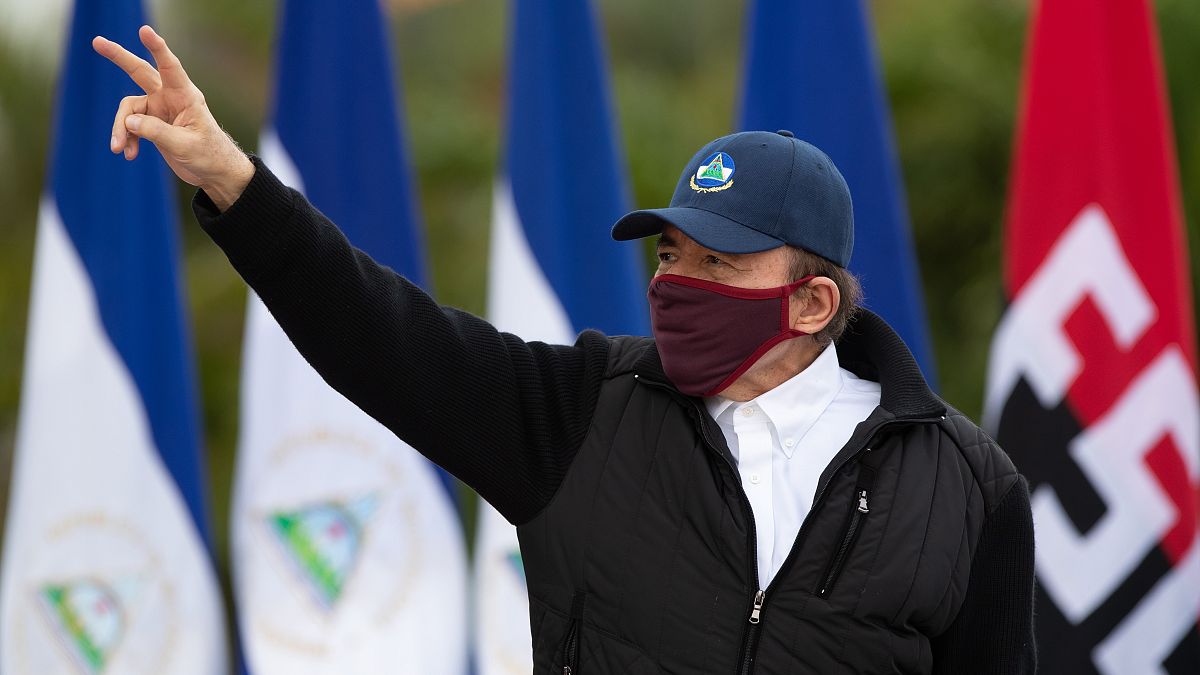 Daniel Ortega reaparece con mascarilla en el aniversario de la revolución sandinista