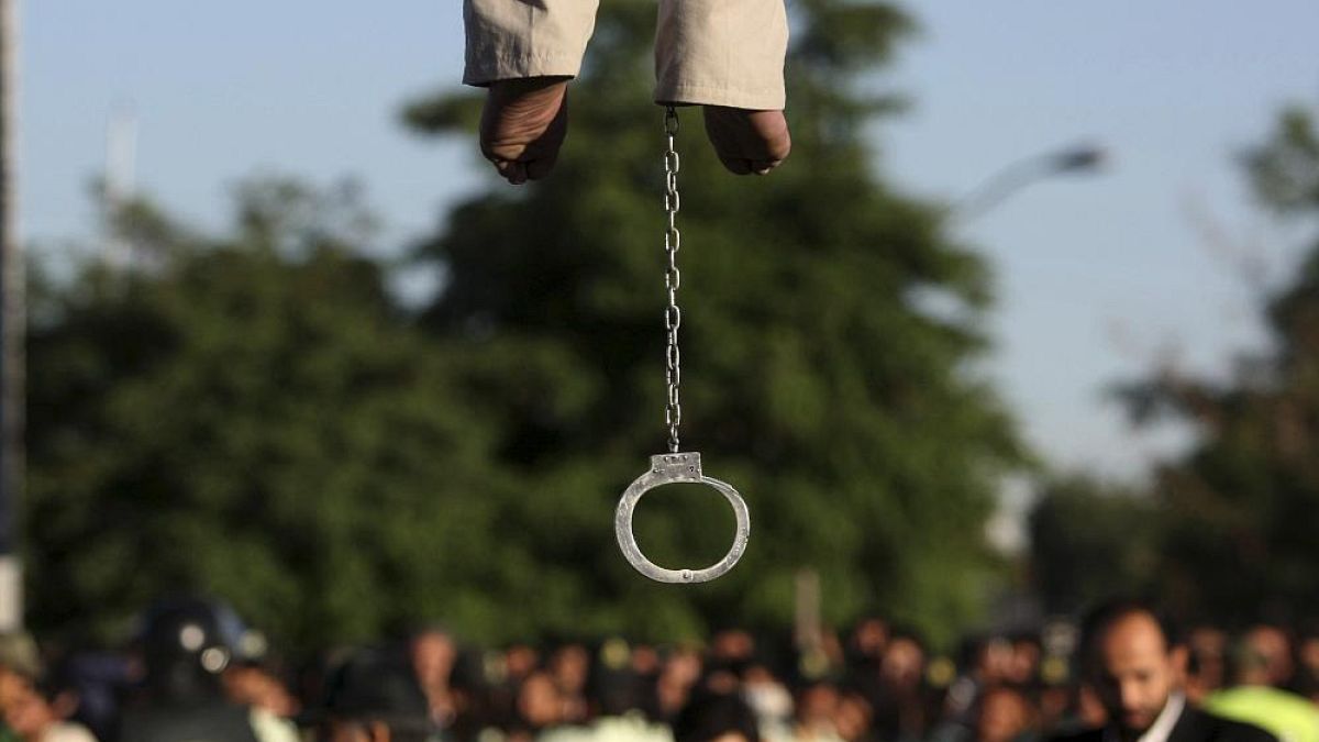 İran'da asılarak idam edilen bir mahkum (arşiv) 