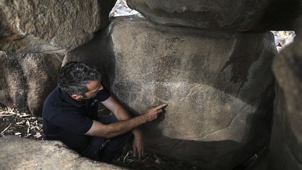نقوشٌ على صخور بازلتية في الجولان المحتل تميط اللثام عن ثقافة غامضة نقوشٌ على صخور بازلتية في الجولان المحتل تميط اللثام عن ثقافة غامضة