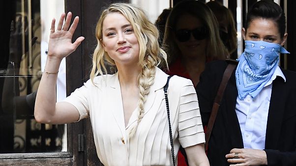 Johnny Deep'in eski eşi Amber Heard, ünlü oyuncunun kendisine farklı seferlerde şiddet uyguladığını ve tehdit ettiğini söyledi. Johnny Deep'in eski eşi Amber Heard, ünlü oyuncunun kendisine farklı seferlerde şiddet uyguladığını ve tehdit ettiğini söyledi.