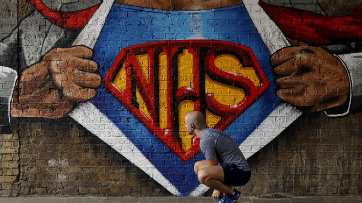 Az egészségügyi dolgozók erőfeszítéseit megköszönő londoni graffitik egyike