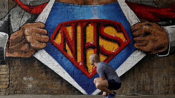 Az egészségügyi dolgozók erőfeszítéseit megköszönő londoni graffitik egyike Az egészségügyi dolgozók erőfeszítéseit megköszönő londoni graffitik egyike
