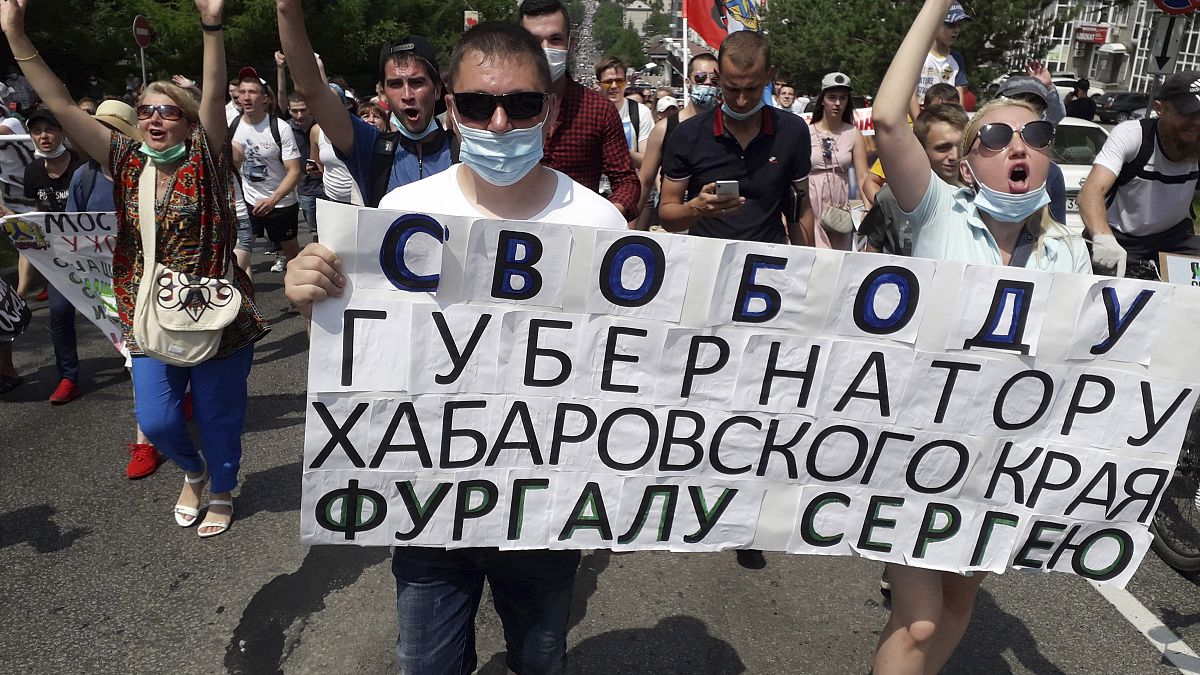 Manifestanti con un cartello in cui c'è scritto "Libertà per il governatore della regione di Khabarovsk, Sergei Furgal" lo scorso 18 luglio