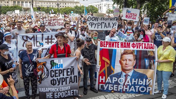 Demonstranten in Chabarowsk, Russland, halten Schilder hoch, auf denen zu lesen ist: "Freiheit für Sergej Furgal, ich bin, wir sind Sergej Furgal". Demonstranten in Chabarowsk, Russland, halten Schilder hoch, auf denen zu lesen ist: "Freiheit für Sergej Furgal, ich bin, wir sind Sergej Furgal".