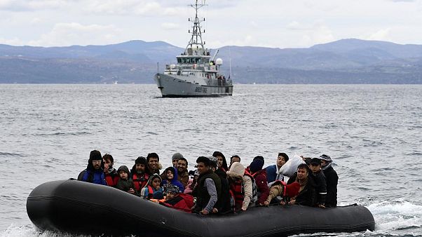 Türkiye'den botla Yunanistan'ın Midilli Adası'na geçen göçmenler Türkiye'den botla Yunanistan'ın Midilli Adası'na geçen göçmenler