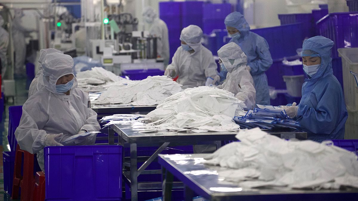 Çin'in Vuhan kentinde maske üretilen bir firma 