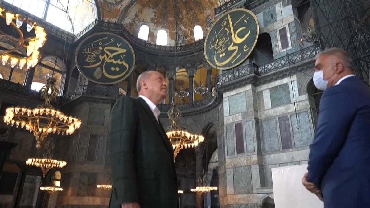 الرئيس التركي يتفقد مسجد آيا صوفيا