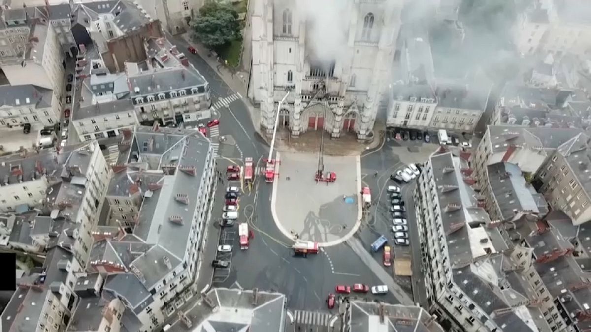 Французские власти оплатят восстановление сгоревшего собора
