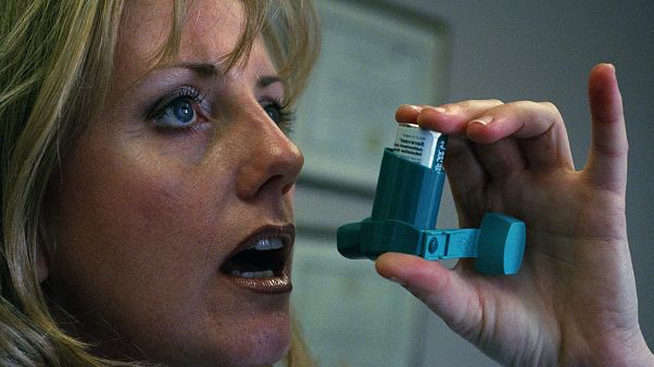 Inhaler kullanan bir hasta Inhaler kullanan bir hasta