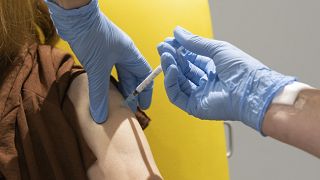 La vacuna experimental de Oxford produce una respuesta inmune frente al coronavirus