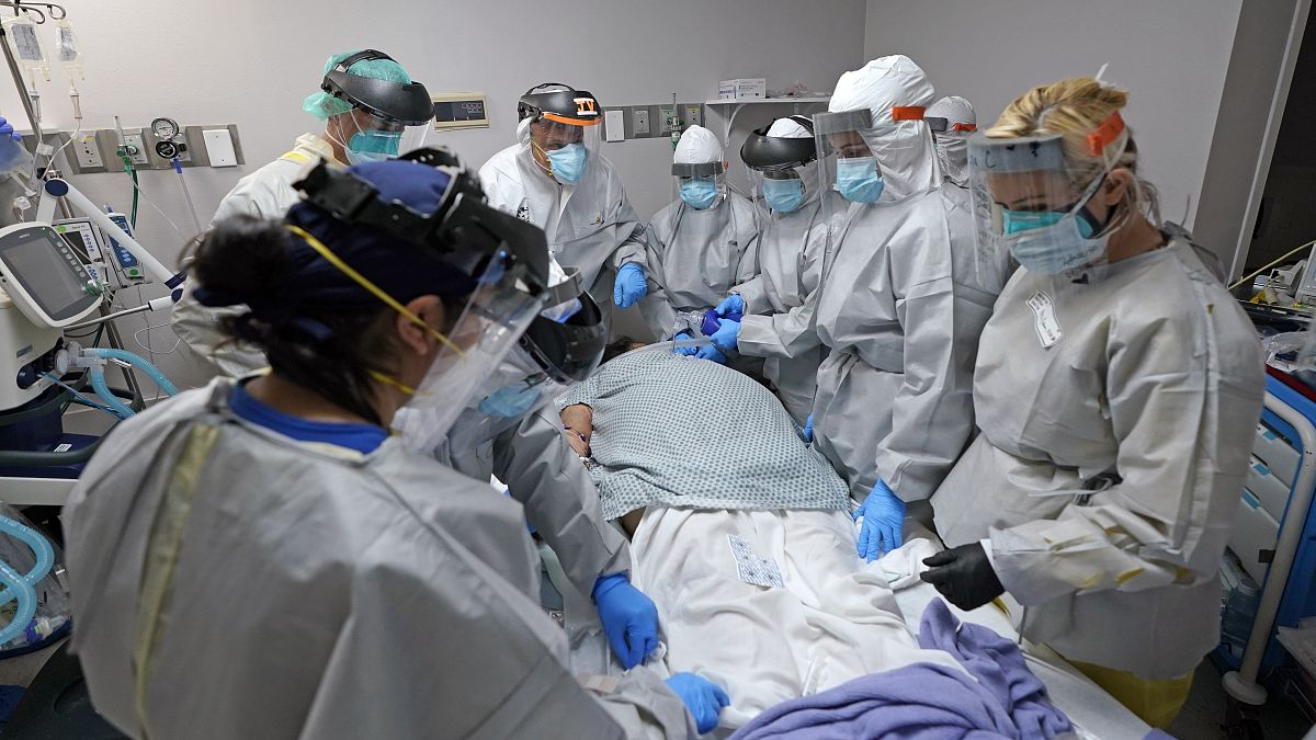 أطباء داخل غرفة العمليات بمستشفى في هيوستن الأمريكية