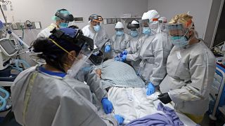 أطباء داخل غرفة العمليات بمستشفى في هيوستن الأمريكية