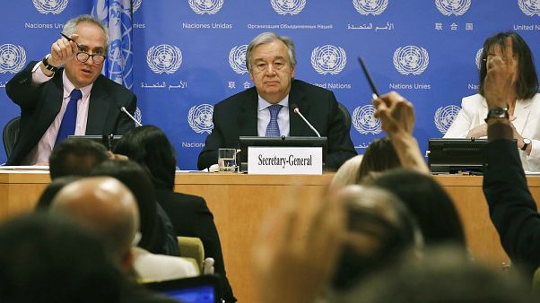 BM Genel Sekreteri Antonio Guterres (ortada), BM Sözcüsü Stephane Dujarric (solda) BM Genel Sekreteri Antonio Guterres (ortada), BM Sözcüsü Stephane Dujarric (solda)
