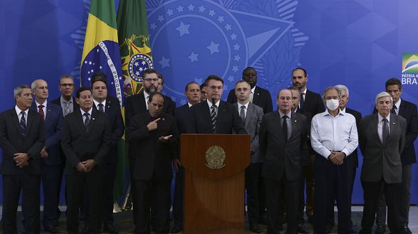 Brezilya: Başkan Bolsonaro'nun ardından iki bakan daha Covid-19'a yakalandı Brezilya: Başkan Bolsonaro'nun ardından iki bakan daha Covid-19'a yakalandı