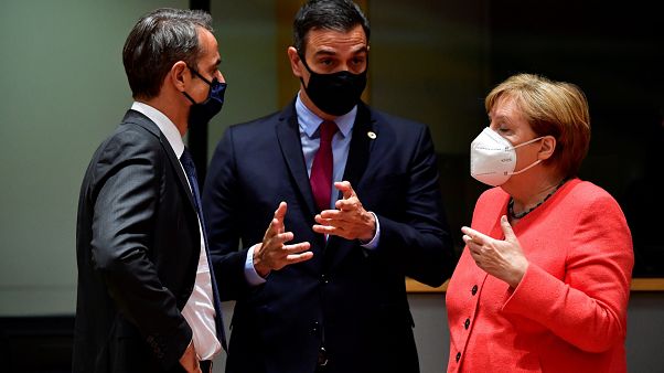 Kyriakos Mitsotakis. Pedro Sánchez y Angela Merkel hablando en la Cumbre de Bruselas Kyriakos Mitsotakis. Pedro Sánchez y Angela Merkel hablando en la Cumbre de Bruselas