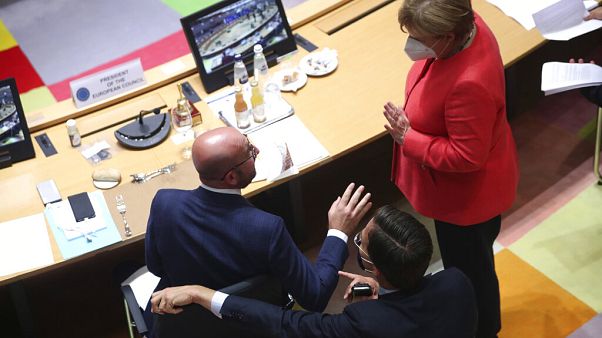 AB liderleri 750 milyar euroluk kurtarma fonu üzerinde anlaştı AB liderleri 750 milyar euroluk kurtarma fonu üzerinde anlaştı