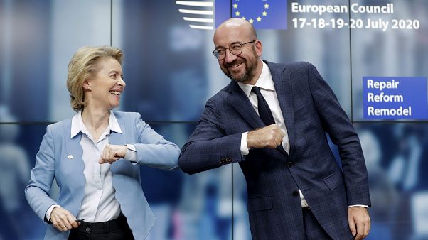 La presidenta de la Comisión Europea y el presidente del Consejo Europeo felicitándose tras el acuerdo e La presidenta de la Comisión Europea y el presidente del Consejo Europeo felicitándose tras el acuerdo e