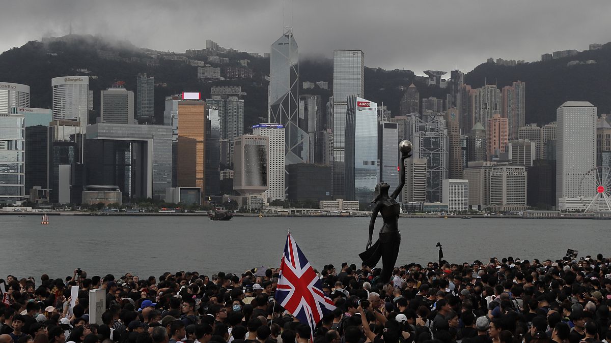 آلاف المتظاهرين يحملون العلم البريطاني بالقرب من ميناء هونغ كونغ