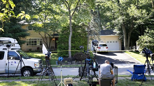 Medienvertreter vor dem Haus der Familie Salas: Ein Anwalt gilt als Hauptverdächtiger im Mord an dem 20-jährigen Sohn der Richterin Esther Salas. Medienvertreter vor dem Haus der Familie Salas: Ein Anwalt gilt als Hauptverdächtiger im Mord an dem 20-jährigen Sohn der Richterin Esther Salas.