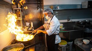 Un cocinero trabaja en un restaurante de Perú