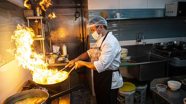 Un cocinero trabaja en un restaurante de Perú Un cocinero trabaja en un restaurante de Perú