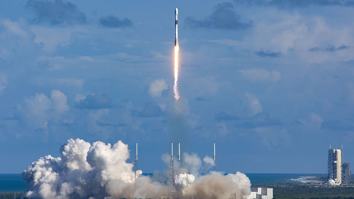 صاروخ فالكون 9 يحمل القمر الصناعي "أناسيس 2" منطلقاً من محطة كيب كانافيرال الجوية في فلوريدا
