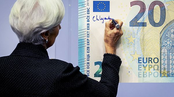 Η πρόεδρος της ΕΚΤ, Κρ. Λαγκάρντ, υπογράφει πίνακα-χαρτονόμισμα Η πρόεδρος της ΕΚΤ, Κρ. Λαγκάρντ, υπογράφει πίνακα-χαρτονόμισμα