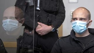 L'accusé Stephan Balliet siège dans la salle d'audience du tribunal régional au début du procès à Magdebourg, en Allemagne, le mardi 21 juillet 2020. 