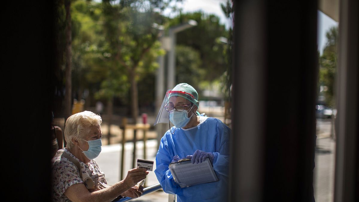 Una mujer es atentida en un hospital de L'Hospitalet, Cataluña, España