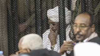 الرئيس السوداني السابق عمر البشير أثناء محاكمته بتهم تتعلق بالفساد، الخرطوم، أغسطس 2019