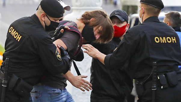 Az ellenzéki elnökjelöltek elutasítása ellen demonstrálók őrizetbe vétele, Minszk, 2014. július 14. Az ellenzéki elnökjelöltek elutasítása ellen demonstrálók őrizetbe vétele, Minszk, 2014. július 14.