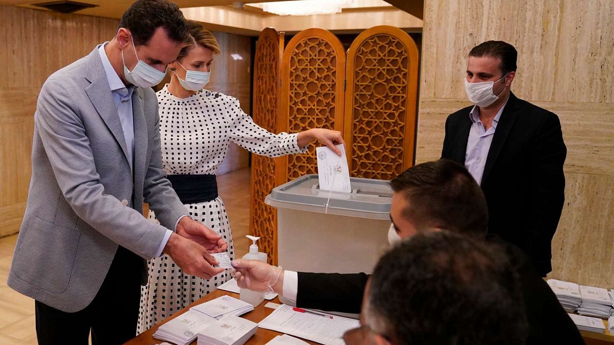 الرئيس السوري بشار الأسد وزوجته أسماء يصوتان في مركز اقتراع في الانتخابات البرلمانية في دمشق، سوريا الأحد 19 يوليو 2020.